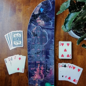 Planche de cribbage Prior, livrée avec 9 chevilles en métal et un jeu de cartes.