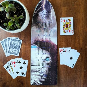 Planche de ski cribbage unique, livrée avec 9 piquets en métal et un jeu de cartes.