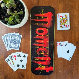 Planche de ski cribbage unique, livrée avec 9 piquets en métal et un jeu de cartes.