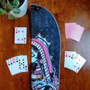 Prior Cribbage Board, livré avec 9 chevilles en métal et un jeu de cartes.