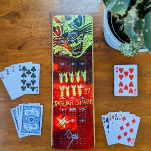 Planche de ski cribbage unique, livrée avec 9 piquets en métal et un jeu de cartes.