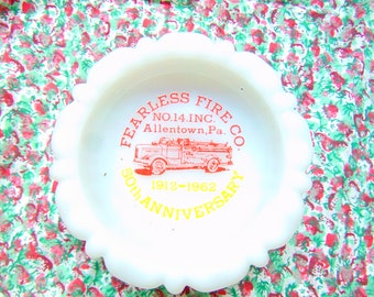 Cenicero vintage Fearless Fire Co. Allentown, Pensilvania, 50.° aniversario, vidrio con leche