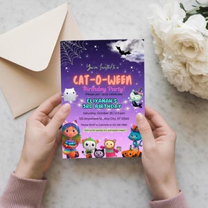 Puede incluir: Una invitación de cumpleaños de Cat-O-Ween morada y rosa con personajes de gatos de dibujos animados. La invitación incluye el texto "You're Invited to a Cat-O-Ween Birthday Party!" y detalles de la fiesta.