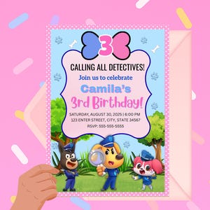 Può includere: Un invito di compleanno rosa e blu con il testo "CALLING ALL DETECTIVES!" e "3rd Birthday di Camila!". Presenta detective di cani dei cartoni animati. L'invito include data, ora e informazioni RSVP. Lo sfondo è decorato con impronte di zampe e ossa.