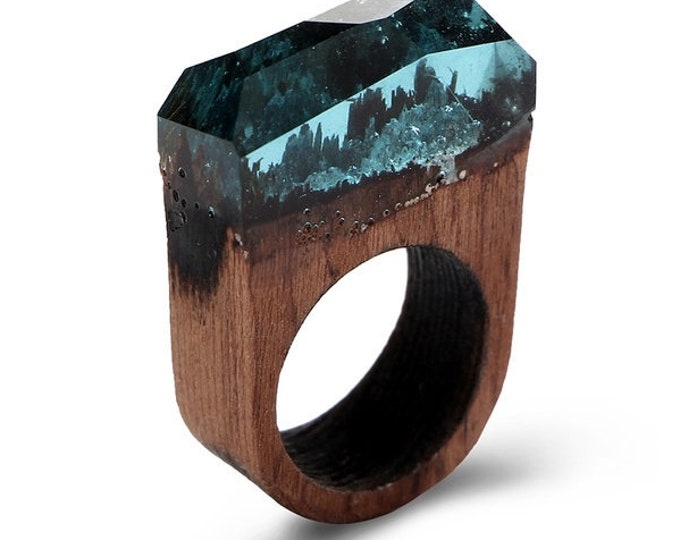Featured listing image: Natürlicher Nussbaum Holz Resin Ring in Gebirge Design