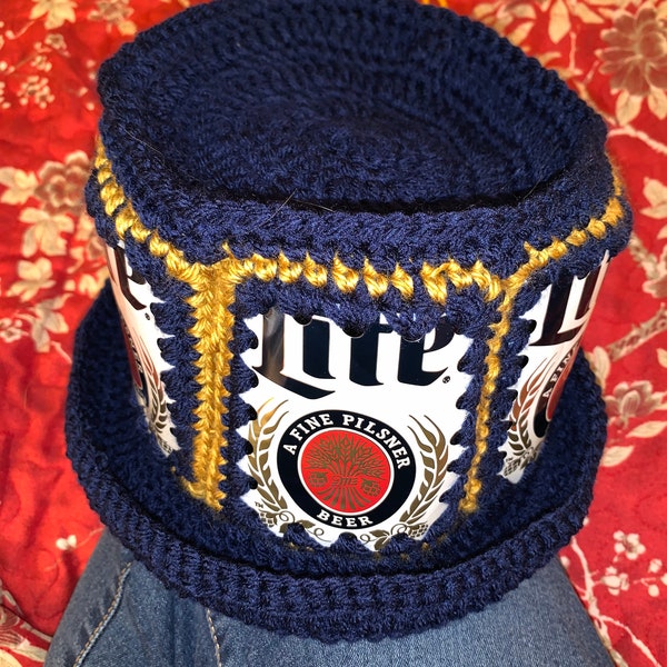 Sombrero retro de lata de cerveza de crochet azul y dorado