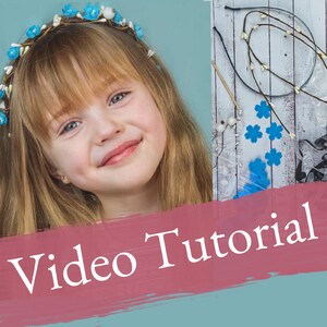 Puede incluir: Una niña con cabello rubio lleva una corona de flores azules. La imagen tiene una superposición rosa con el texto "Video Tutorial" en ella.
