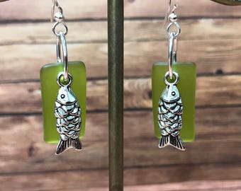 Pendientes verdes de cristal de mar Silver Fish cuelgan
