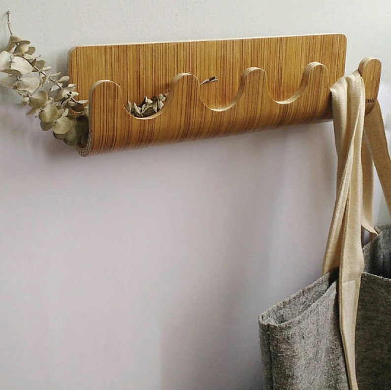Perchero de pared de madera doblada. Decoración de pared, colgador