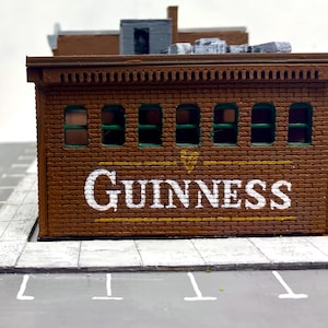 Fábrica a escala N, cartel fantasma de Guinness, pintado y ensamblado a mano imagen 2