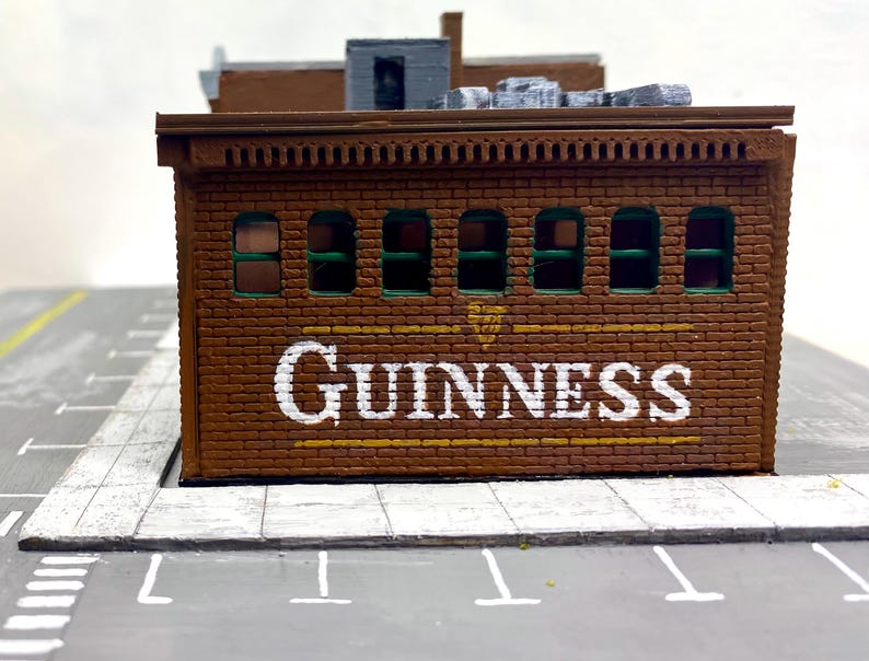 Fábrica a escala N, cartel fantasma de Guinness, pintado y ensamblado a mano imagen 2
