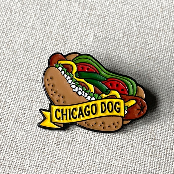 Épingle et porte-clés en émail Chicago Hot Dog – Un hot-dog de Chicago avec toutes les fixations classiques! Cadeau Chicago Foodie. Cadeau de Chicago. Cadeau Hot Dog.