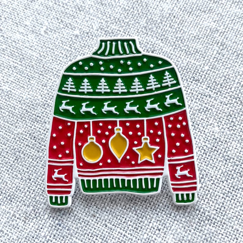 Spilla smaltata "Maglione Brutto" - L'abbigliamento natalizio più divertente, come spilla! Mostra il tuo stile festivo ogni giorno! Divertente regalo di Natale, Babbo Natale segreto Ugly Pin Red