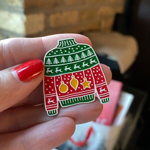 Spilla smaltata "Maglione Brutto" - L'abbigliamento natalizio più divertente, come spilla! Mostra il tuo stile festivo ogni giorno! Divertente regalo di Natale, Babbo Natale segreto immagine 4