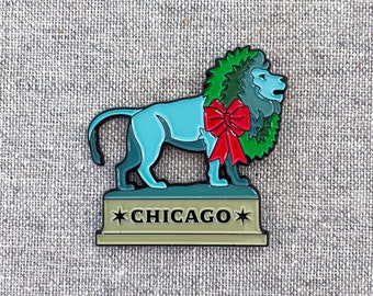Art Institute Chicago Lion Christmas enamel pin – Iconic Chicago Lion, all dressed up with a wreath for the holidays! Great Chicago gift!