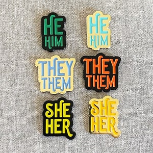 Pronomen Emaille Pins — Er/Er, Sie/Sie, Sie/Sie… lass alle deine Vorlieben mit unseren einzigartigen Designs wissen! Pronomen Geschenk, Gender Geschenk.