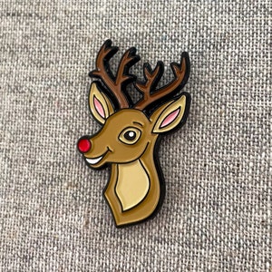 Pin de esmalte Rudolph – Uma homenagem à nossa rena de nariz vermelho favorita! Presente Rudolph, Presente para crianças, Presente de rena, Presente de Natal