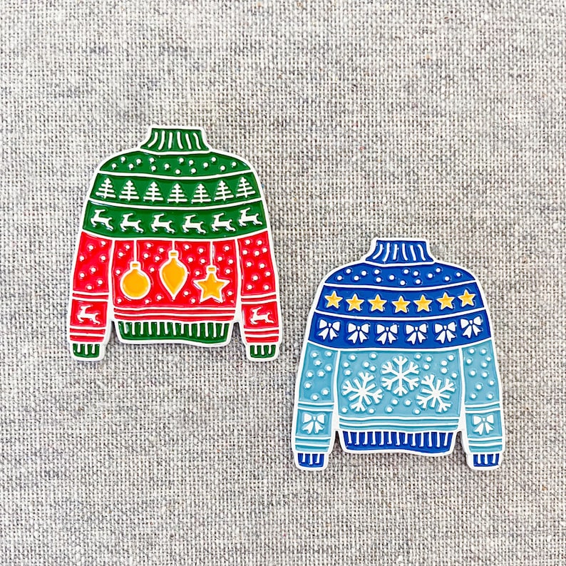 Spilla smaltata "Maglione Brutto" - L'abbigliamento natalizio più divertente, come spilla! Mostra il tuo stile festivo ogni giorno! Divertente regalo di Natale, Babbo Natale segreto 1 of each color pin