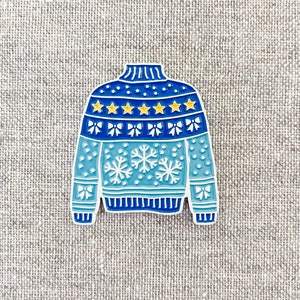 Spilla smaltata "Maglione Brutto" - L'abbigliamento natalizio più divertente, come spilla! Mostra il tuo stile festivo ogni giorno! Divertente regalo di Natale, Babbo Natale segreto Ugly Pin Blue
