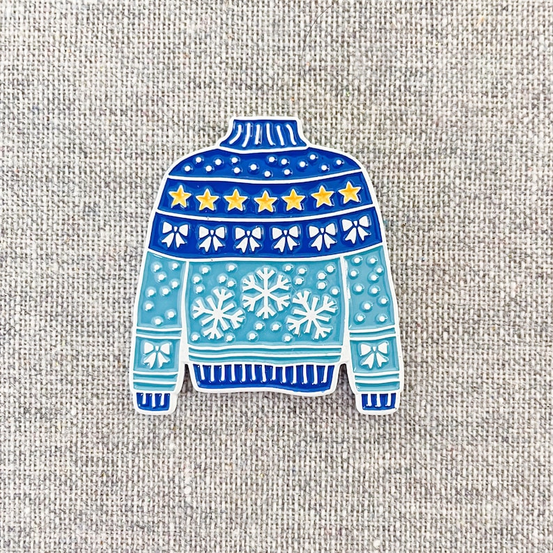 Spilla smaltata "Maglione Brutto" - L'abbigliamento natalizio più divertente, come spilla! Mostra il tuo stile festivo ogni giorno! Divertente regalo di Natale, Babbo Natale segreto Ugly Pin Blue