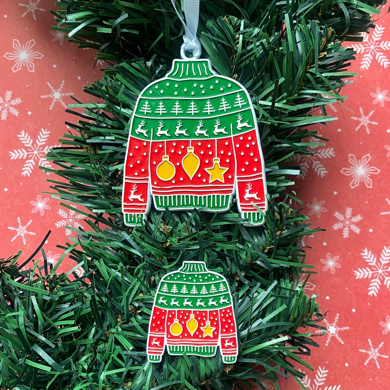 Spilla smaltata "Maglione Brutto" - L'abbigliamento natalizio più divertente, come spilla! Mostra il tuo stile festivo ogni giorno! Divertente regalo di Natale, Babbo Natale segreto Red Pin + Ornament