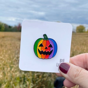 Emaille pin Rainbow Pumpkin – Vier de herfst met onze kleurrijke pompoenpin! Een spookachtig Halloween-cadeau! Geweldig kindercadeau, trotscadeau