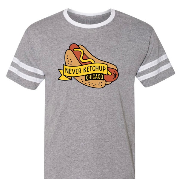 T-shirt Chicago Hot Dog – Chemise homme. À la demande générale, notre design emblématique sur une chemise grise, bordure blanche. Disponibilité limitée. Cadeau Chicago !