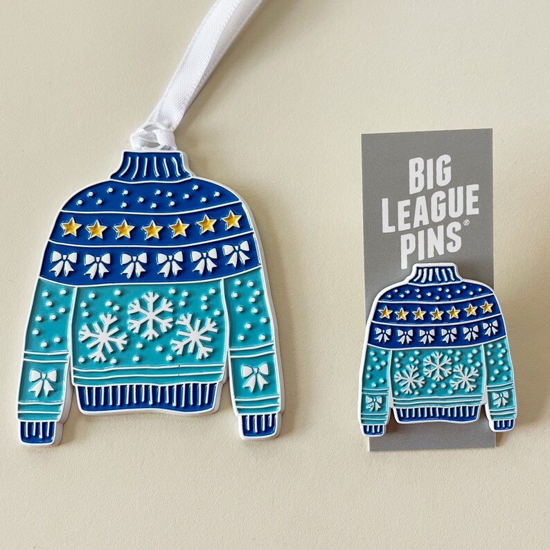 Spilla smaltata "Maglione Brutto" - L'abbigliamento natalizio più divertente, come spilla! Mostra il tuo stile festivo ogni giorno! Divertente regalo di Natale, Babbo Natale segreto Blue Pin + Ornament