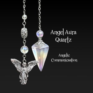 Può includere: Un pendolo argentato con un cristallo di quarzo sfaccettato e iridescente e un ciondolo a forma di angelo. Il pendolo è appeso a una catena con perline decorative. Il testo sull'immagine recita "Angel Aura Quartz" e "Angelic Communication".
