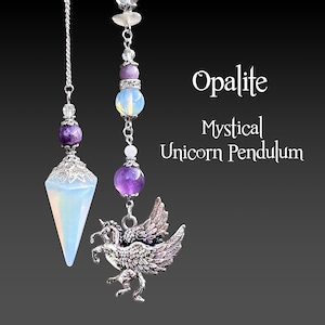 Puede incluir: Dos péndulos con cadenas plateadas y cuentas decorativas. Uno presenta un cristal facetado y opalino, el otro una esfera púrpura y un dije de unicornio plateado con alas. El texto dice "Opalite Mystical Unicorn Pendulum."