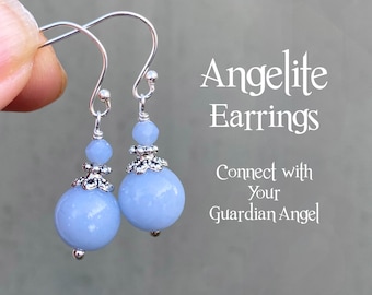 Könnte beinhalten: Angelit-Ohrringe mit einer hellblauen, runden 8-mm-Perle. Die Ohrringe haben silberfarbene Haken und dekorative Kappen. Der Text auf dem Bild lautet "Angelite Earrings" und "Connect with Your Guardian Angel."