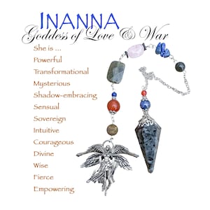 Peut inclure: Un pendentif avec un charm en argent représentant un ange et un pendule en pierre facettée. Le pendentif est orné de perles colorées et le texte "INANNA Goddess of Love & War" est affiché au-dessus.