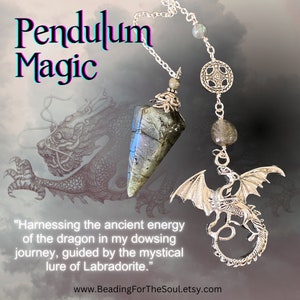 K&ouml;nnte beinhalten: Ein silberfarbenes Pendel mit einem facettierten Labradoritkristall und einem Drachenanh&auml;nger. Das Bild enth&auml;lt den Text "Pendulum Magic" und ein Zitat &uuml;ber die Energie des Drachen. Die Etsy-Shop-URL ist ebenfalls sichtbar.