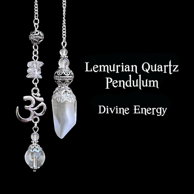 K&ouml;nnte beinhalten: Zwei Lemurian Quarz-Pendel h&auml;ngen vor schwarzem Hintergrund. Eines hat ein Om-Symbol und klare Quarz-Akzente. Das andere hat einen silberfarbenen Zieraufsatz. Der Text lautet "Lemurian Quartz Pendulum" und "Divine Energy".