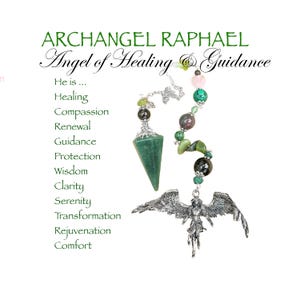 Peut inclure: Un pendentif représentant un ange argenté aux ailes déployées, un pendule en cristal vert et une chaîne de perles avec diverses pierres colorées. Le texte indique "Archange Raphaël, Ange de la Guérison et de la Guidance."