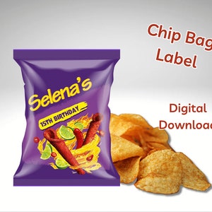Puede incluir: Etiqueta de bolsa de patatas fritas de color morado con el texto "Selena's 15th Birthday". La bolsa presenta un dise&ntilde;o de patatas fritas de tortilla rojas y blancas con rodajas de lima y llamas.