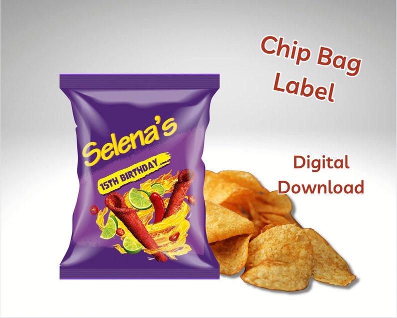 Puede incluir: Etiqueta de bolsa de patatas fritas de color morado con el texto "Selena's 15th Birthday". La bolsa presenta un dise&ntilde;o de patatas fritas de tortilla rojas y blancas con rodajas de lima y llamas.