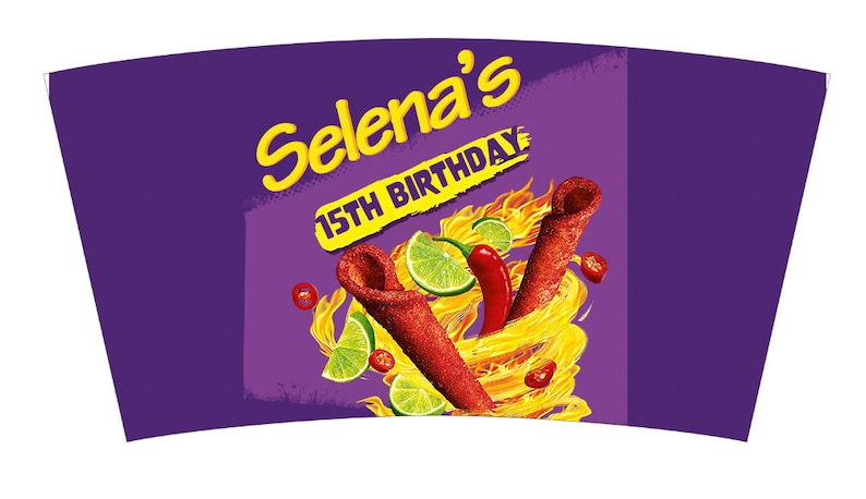 Puede incluir: Vaso morado con un dise&ntilde;o amarillo que incluye el texto "Selena's 15th Birthday" y un gr&aacute;fico de chiles rojos y amarillos, limas y un refrigerio rojo y marr&oacute;n.