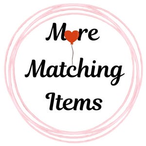 Pode incluir: Um gr&aacute;fico circular com uma borda rosa claro desenhada &agrave; m&atilde;o contendo o texto preto More Matching Items. A letra o na palavra More &eacute; substitu&iacute;da por um bal&atilde;o vermelho em forma de cora&ccedil;&atilde;o com um fio preto fino para baixo.