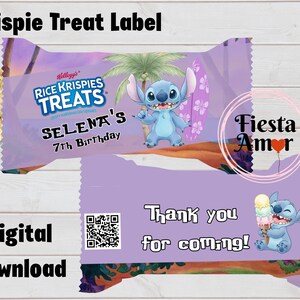 Pode incluir: Um r&oacute;tulo digital para Rice Krispies Treats com o Stitch de Lilo & Stitch. O design superior mostra uma cena de praia com o texto 'Selena's 7th Birthday'. O design inferior inclui um c&oacute;digo QR e o texto 'Thank you for coming!' com o Stitch segurando um sorvete.