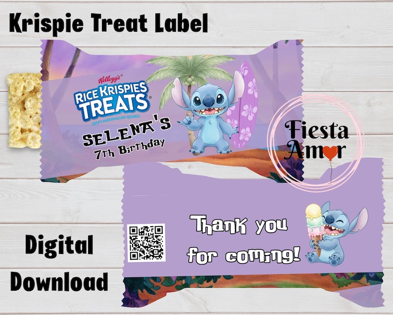 Pode incluir: Um r&oacute;tulo digital para Rice Krispies Treats com o Stitch de Lilo & Stitch. O design superior mostra uma cena de praia com o texto 'Selena's 7th Birthday'. O design inferior inclui um c&oacute;digo QR e o texto 'Thank you for coming!' com o Stitch segurando um sorvete.