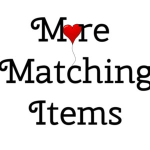 Op de afbeelding: Zwarte tekst "More Matching Items" op een witte achtergrond, met een rode hartballon die de "o" in "More" vervangt. De tekst is in een decoratief lettertype.