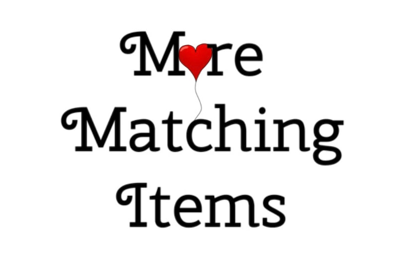 Op de afbeelding: Zwarte tekst "More Matching Items" op een witte achtergrond, met een rode hartballon die de "o" in "More" vervangt. De tekst is in een decoratief lettertype.