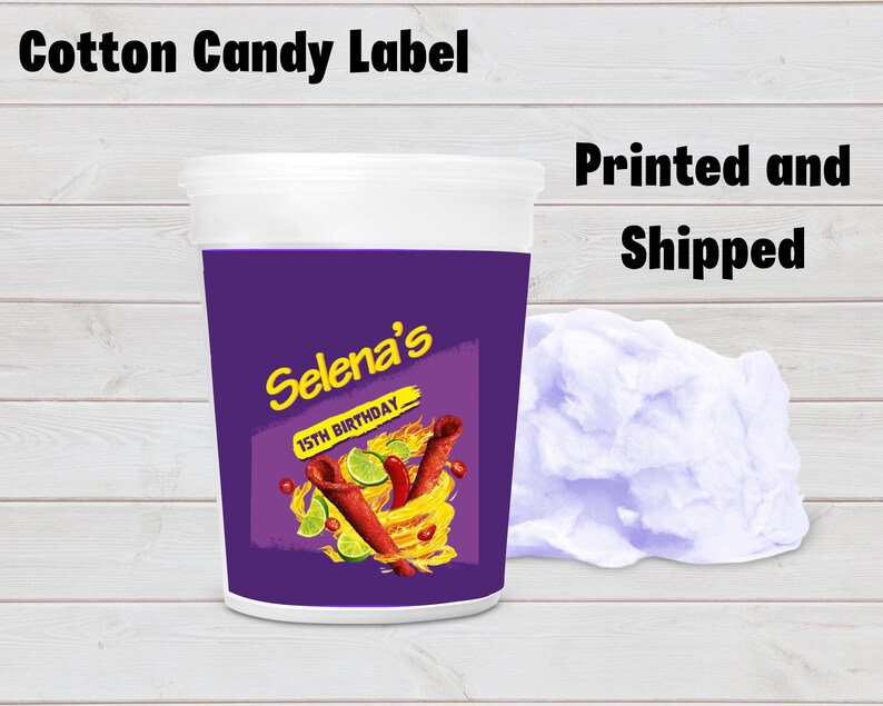 Puede incluir: Etiqueta de contenedor de algod&oacute;n de az&uacute;car de color morado con un dise&ntilde;o que presenta un remolino amarillo y naranja, chiles rojos y gajos de lima. El texto en la etiqueta dice "Selena's 15th Birthday".