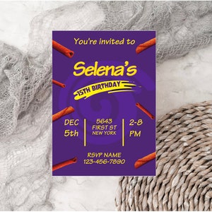 Puede incluir: Tarjeta de invitaci&oacute;n morada con texto amarillo que dice "You're invited to Selena's 15th Birthday". La tarjeta tiene un dise&ntilde;o de palitos de canela y el texto "DEC 5th", "5643 FIRST ST NEW YORK", "2-8 PM", y "RSVP NAME 123-456-7890".
