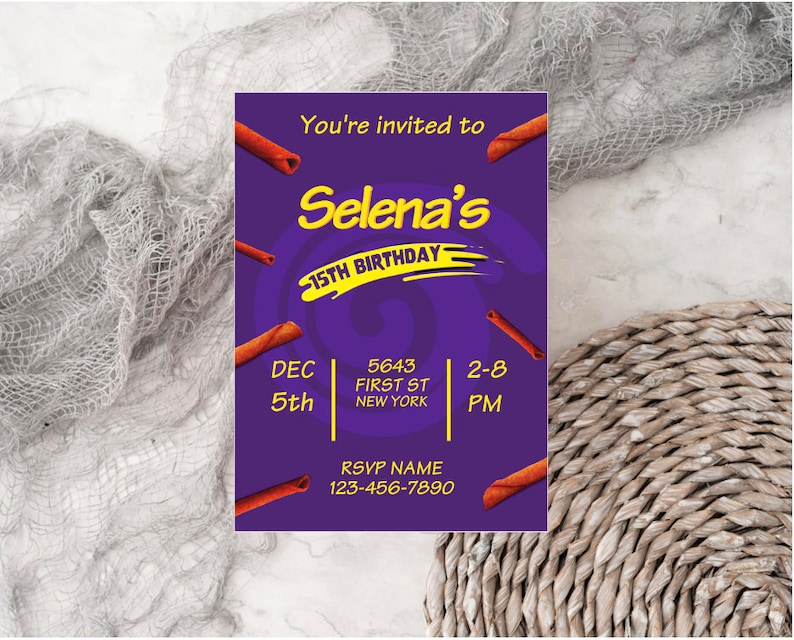 Puede incluir: Tarjeta de invitaci&oacute;n morada con texto amarillo que dice "You're invited to Selena's 15th Birthday". La tarjeta tiene un dise&ntilde;o de palitos de canela y el texto "DEC 5th", "5643 FIRST ST NEW YORK", "2-8 PM", y "RSVP NAME 123-456-7890".