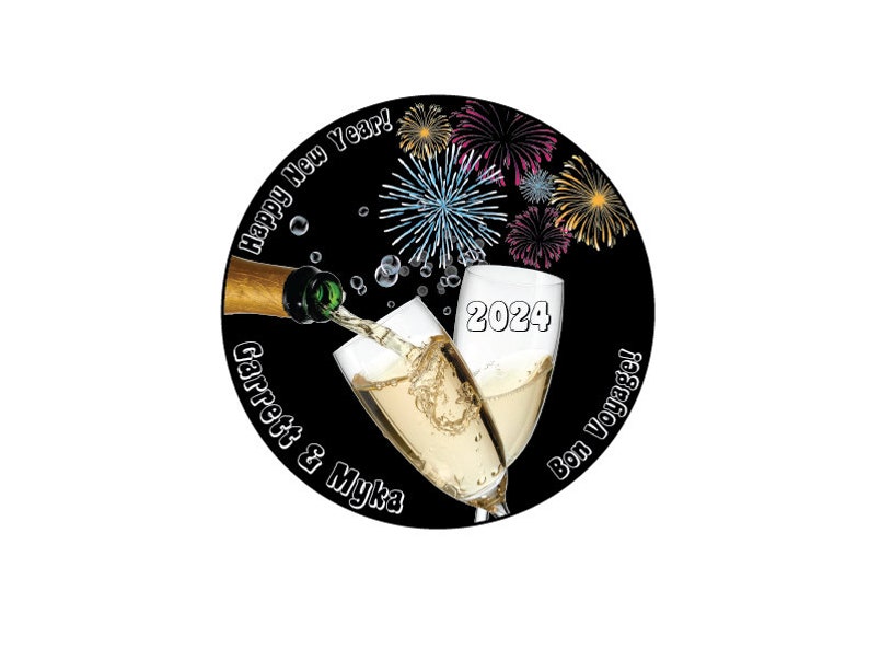 Puede incluir: Un dise&ntilde;o circular en blanco y negro con una botella de champ&aacute;n que se vierte en dos copas de champ&aacute;n. Las copas se levantan en un brindis. El texto "Happy New Year!" est&aacute; escrito en un c&iacute;rculo alrededor de la parte superior del dise&ntilde;o. El texto "Garrett & Myka" est&aacute; escrito en un c&iacute;rculo alrededor de la parte inferior izquierda del dise&ntilde;o. El texto "Bon Voyage!" est&aacute; escrito en un c&iacute;rculo alrededor de la parte inferior derecha del dise&ntilde;o. El a&ntilde;o "2024" est&aacute; escrito en blanco en la parte frontal de las copas. El fondo es negro con fuegos artificiales coloridos.
