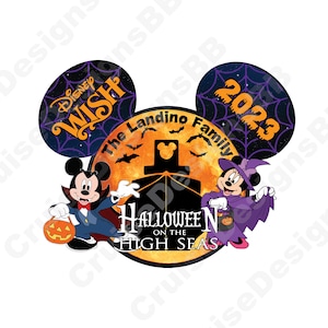 Peut inclure: Des oreilles de Mickey Mouse sur le th&egrave;me d'Halloween sur la haute mer d'une croisi&egrave;re Disney Wish avec un motif de toile d'araign&eacute;e violet et noir, le texte "Disney Wish" et "2023", une pleine lune avec des chauves-souris, le texte "The Landino Family", et Mickey Mouse et Minnie Mouse habill&eacute;s en costumes d'Halloween.
