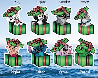 Puede incluir: Una colección de ocho pegatinas tituladas Green Gift Boxes, cada una con un personaje de dibujos animados saliendo de una caja de regalo verde con una cinta roja. Los personajes son Lucky, Figaro, Meeko, Percy, Piglet, Stitch, Yzma y Pascal.