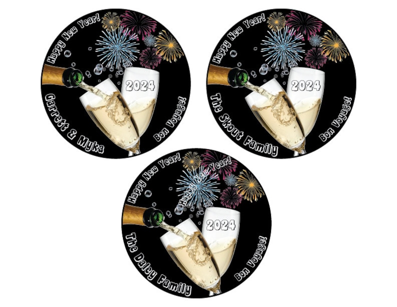 Puede incluir: Tres pegatinas circulares en blanco y negro para la fiesta de Nochevieja con una botella de champ&aacute;n que se vierte en dos copas de champ&aacute;n. Las pegatinas muestran fuegos artificiales, el a&ntilde;o 2024 y el texto "Happy New Year!" y "Bon Voyage!" La primera pegatina dice "Garrett & Myka", la segunda dice "The Skout Family" y la tercera dice "The Daley Family".